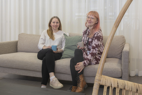 Kaksi naista istuu sohvalla.