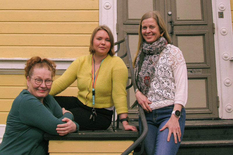 Kuvassa kolme henkilöä Vanhan kirkon edustalla.