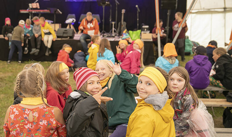 Lapset näyttävät käsimerkkejä Leirikesän teltassa.
