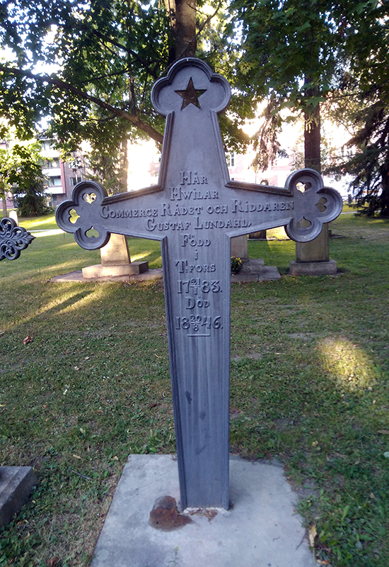 Rautainen hautaristi.