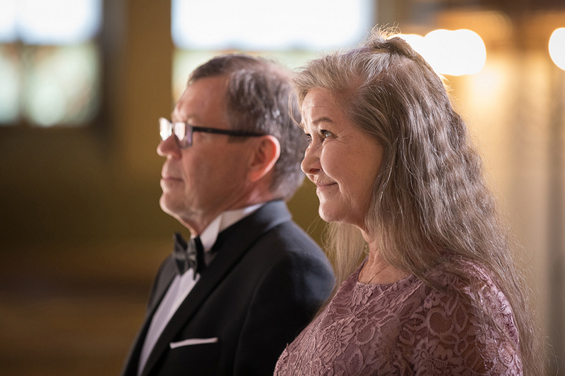 Pariskunta ollaan juuri vihkimässä Finlaysonin kirkossa.