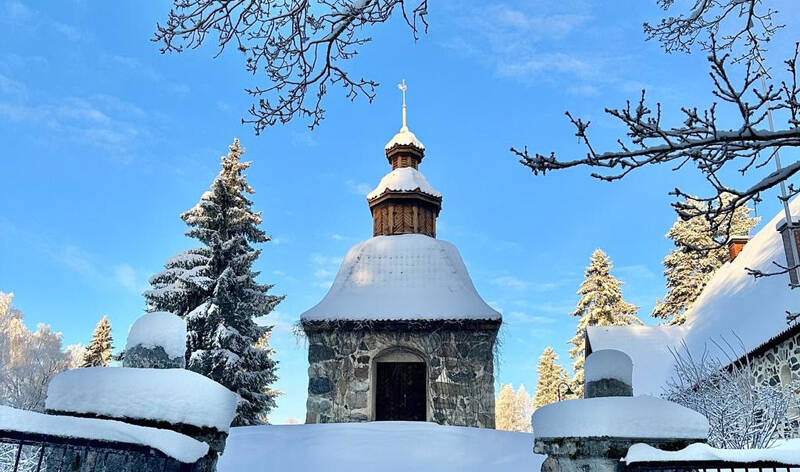 Aitolahden vanha kirkko talviauringossa.