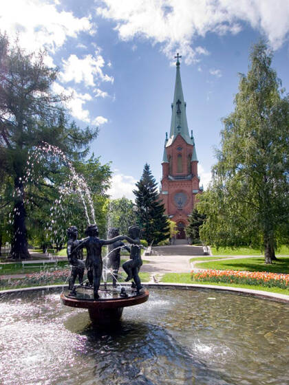 Aleksanterin kirkko ja Kevät- suihkulähde kuvattu kesällä.