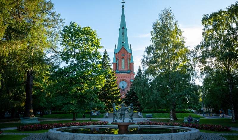 Aleksanterin kirkko kesällä edestä katsottuna.