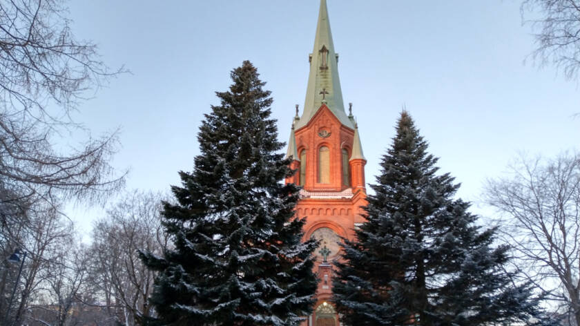 Aleksanterin kirkko talvella päiväsaikaan.
