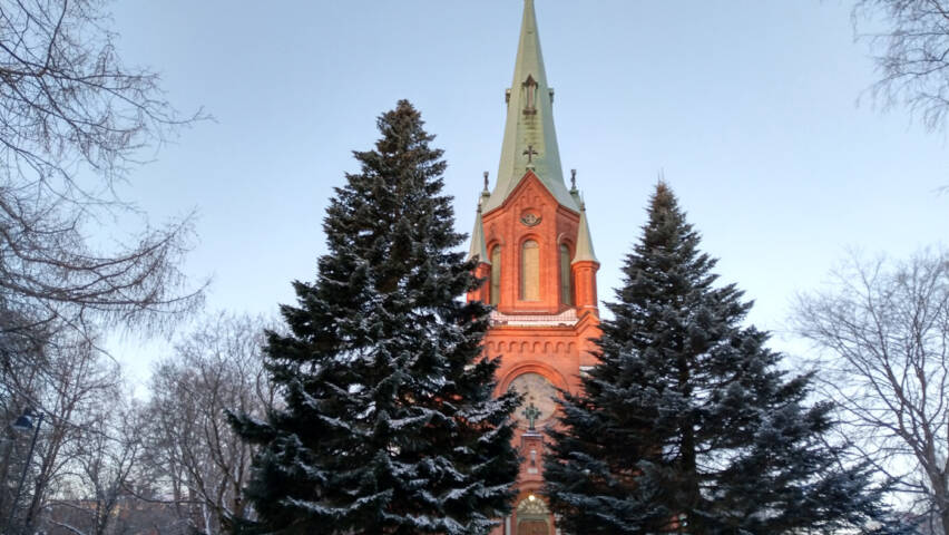 Aleksanterin kirkko talvella päiväsaikaan.