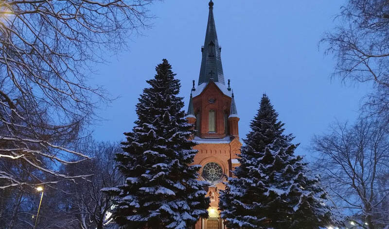Aleksanterin kirkko talvella hämärässä.