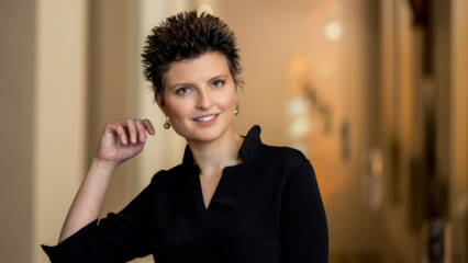 Henkilökuvassa Angela Metzger.
