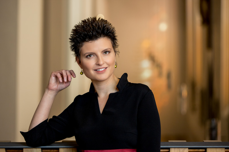 Henkilökuvassa Angela Metzger.
