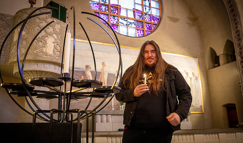 Antti Railio Tuomiokirkossa kynttilä kädessä.