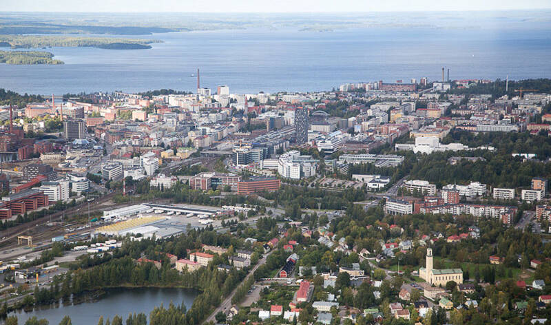 Ilmakuva Tampereen keskustasta Näsijärvelle päin.
