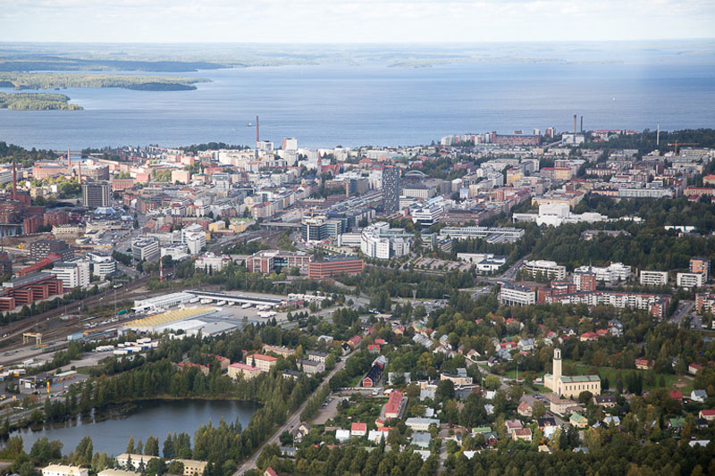 Ilmakuva Tampereen keskustasta Näsijärvelle päin.
