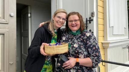 Tuomiokirkkoseurakunnan diakoniatyöntekijät Helena Vettenranta ja Pirjo Heikkinen Vanhan kirkon edustalla.