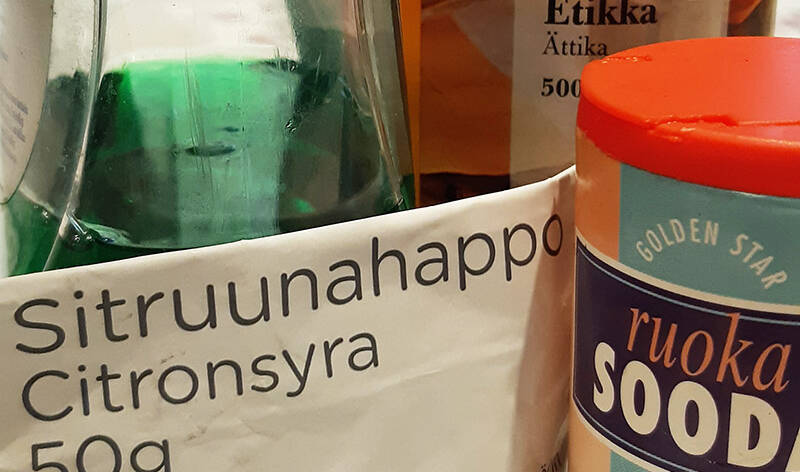 Tiskiainetta, etikkaa, sitruunahappoa ja ruokasoodaa.