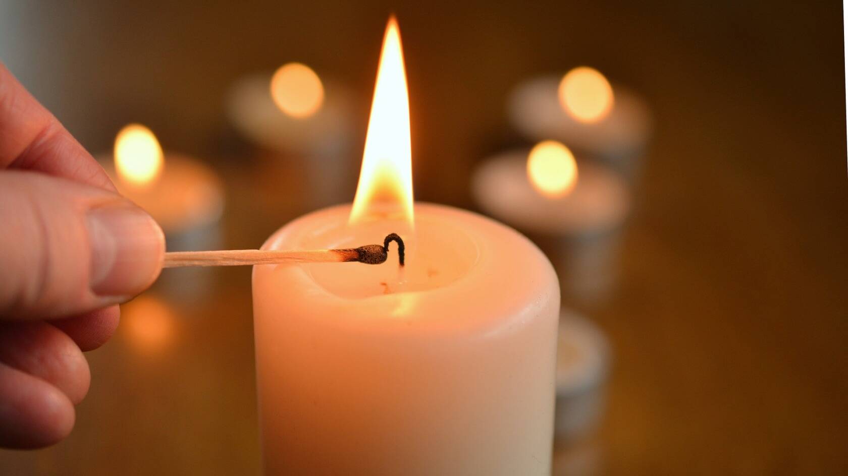 Ensimmäisen valkoisen adventtikynttilän sytytys