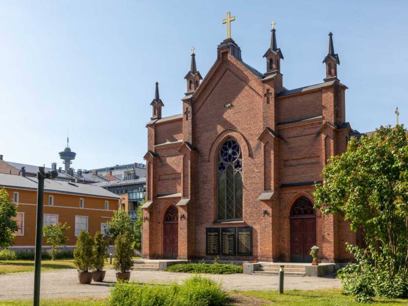 Finlaysonin kirkon julkisivu on näyttävä. Kirkko on punatiilestä rakennettu uusgoottilainen kirkko.