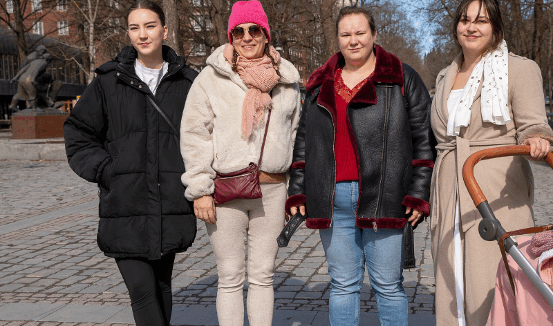 Jade Seppälä, Ulla Seppälä, Claudia Seppälä ja Jasmin Seppälä sekä hänen vauvansa nauttivat keväisestä auringosta Hämeenpuistossa.