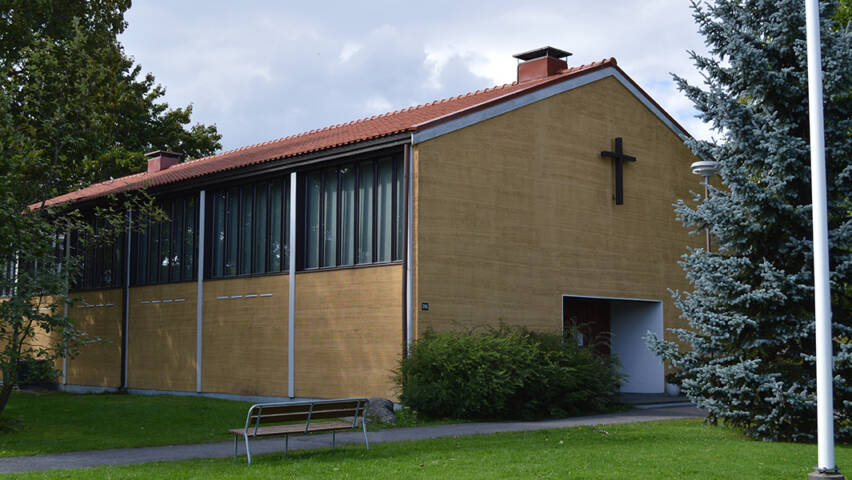 Härmälän kirkon julkisivu.