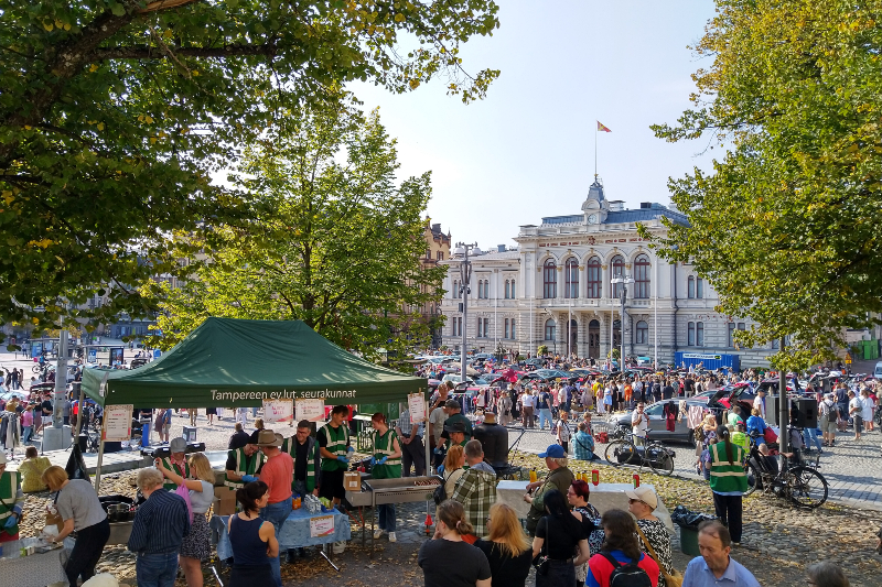 Peräkonttikirppiksen tuotolla palkataan nuoria kesätöihin ja saadaan vanhuksille ulkoilu- ja asiointiapua.