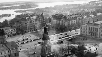 Vanhassa ilmakuvassa Vanha kirkko ja kellotorni ylhäältä nähtynä, taustalla Keskustorin eteläosaa ja Pyhäjärveä.