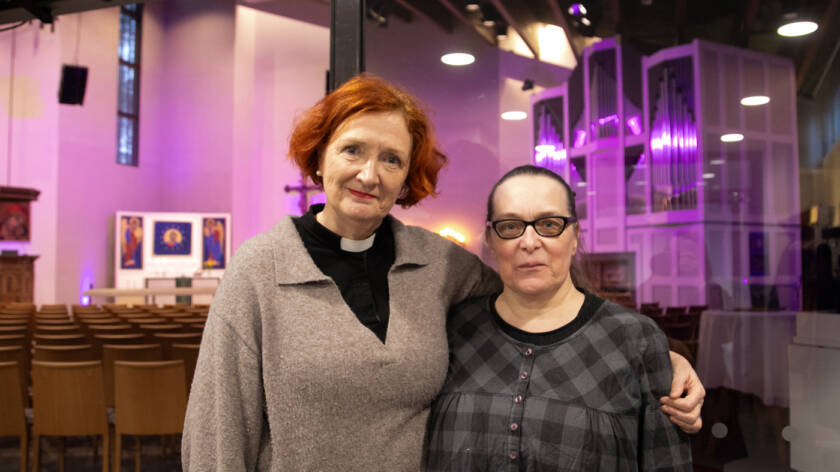 Jaana Rantala ja Minna Havukainen Pispalan kirkossa, taustalla kirkkosali.