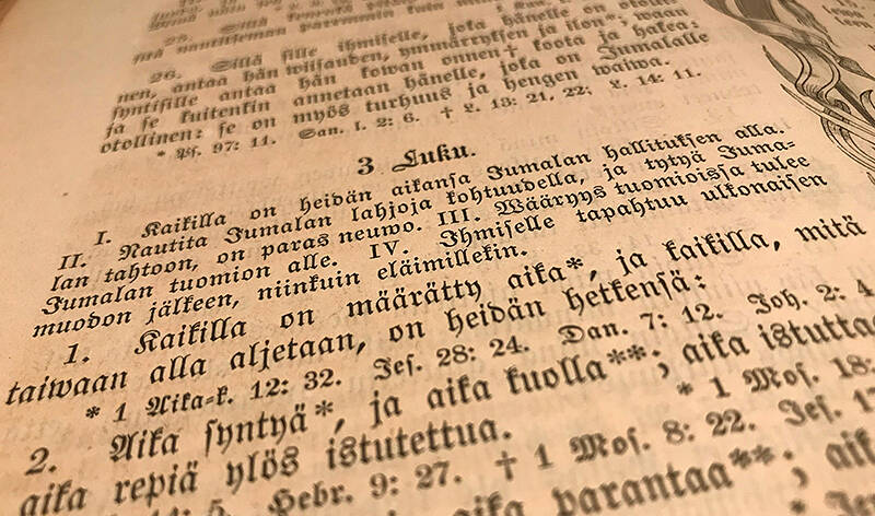 Vanha, kellastunut Raamattu on avattu Saarnaajan kirjan kohdalta. ”Kaikella on aikansa”.
