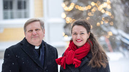 Tuomiorovasti Olli Hallikainen ja pormestari Anna-Kaisa Ikonen Vanhan kirkon edustalla.