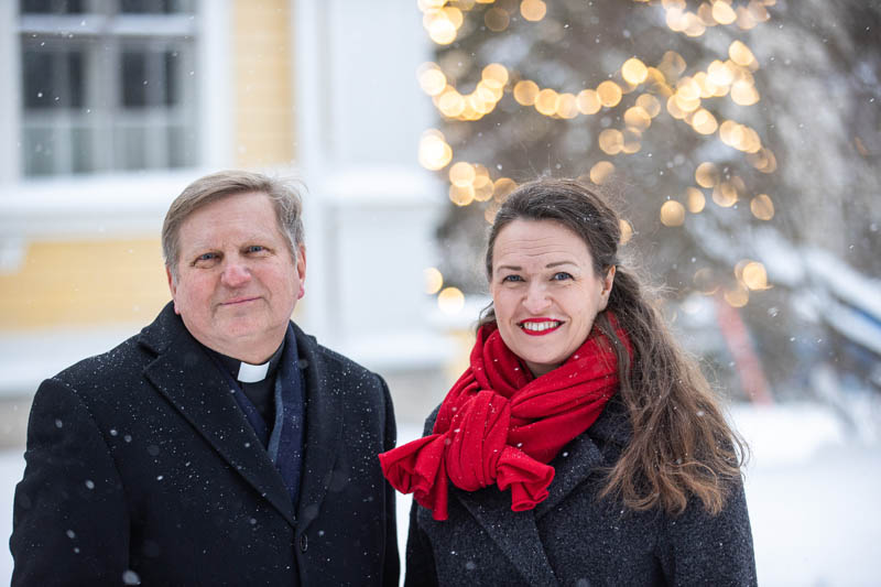 Tuomiorovasti Olli Hallikainen ja pormestari Anna-Kaisa Ikonen Vanhan kirkon edustalla.