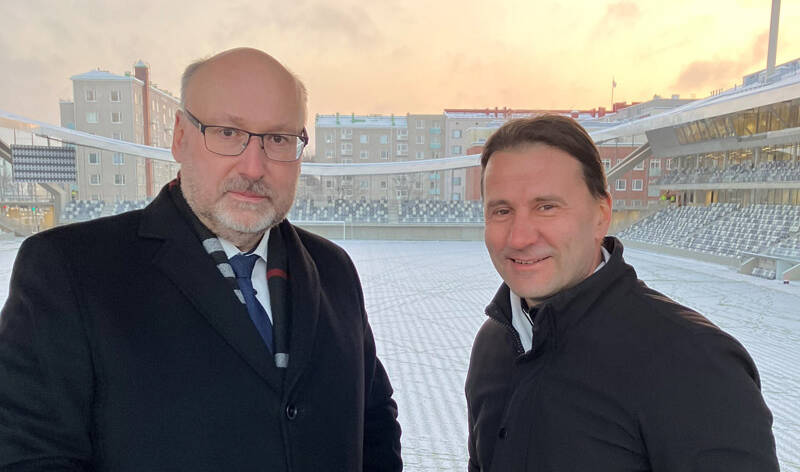 Tampereen kaupungin konsernijohtaja Juha Yli-Rajala ja Tampereen Tuomiokirkkoseurakunnan kirkkoherra, tuomiorovasti Olli-Pekka Silfverhuth talvisella Tammelan stadionilla.