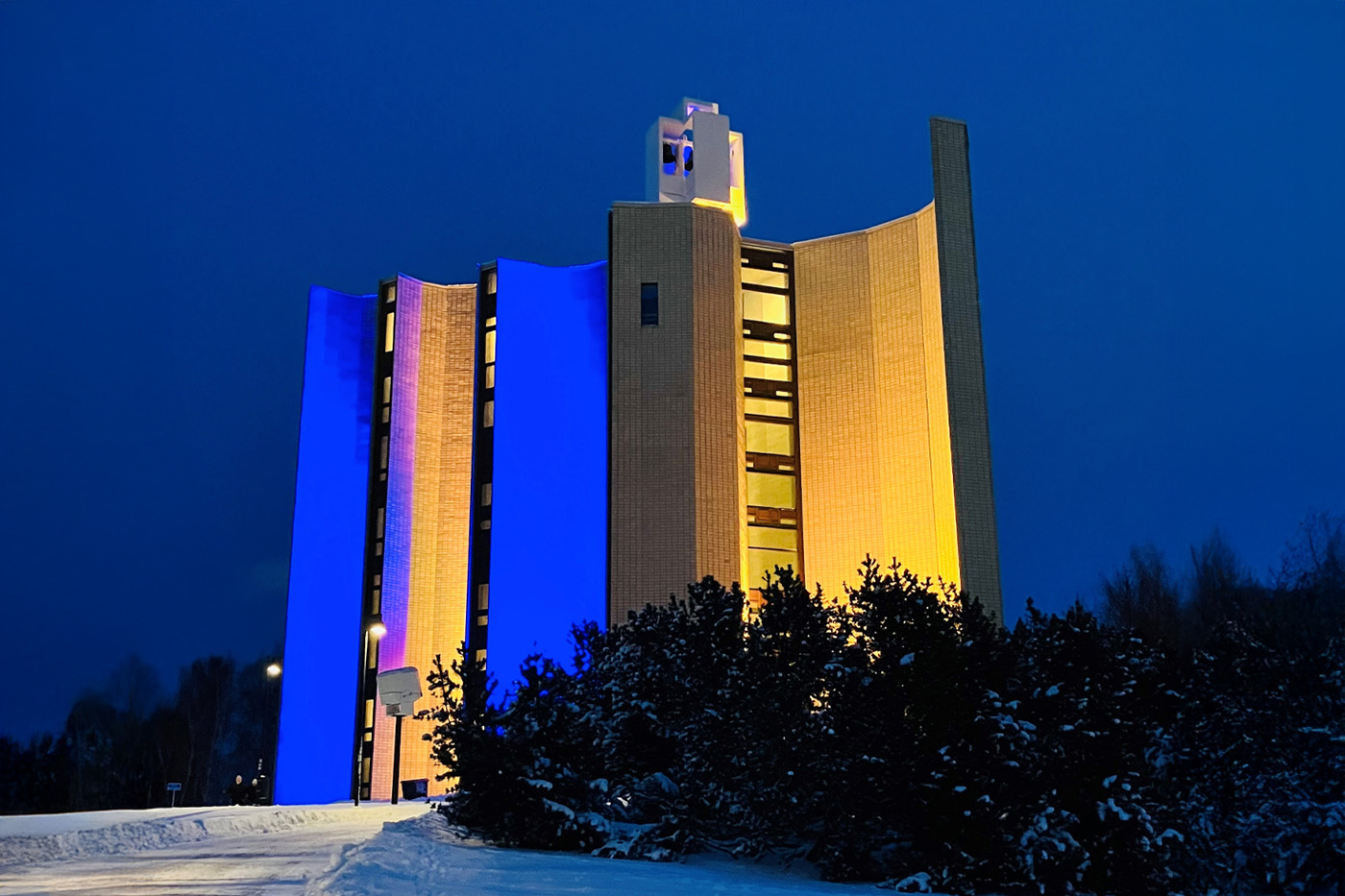 Kalevan kirkko on valaistu Ukrainan lipun värein.