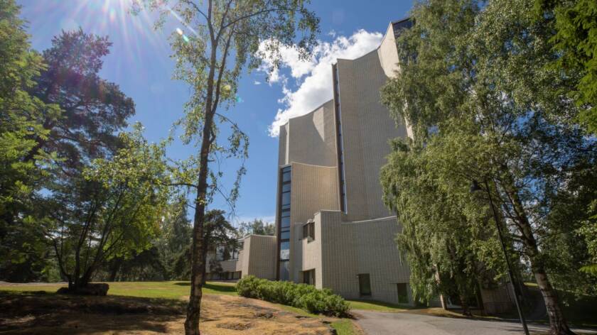 Kalevan kirkko kuvattuna aurinkoisena kesäpäivänä.