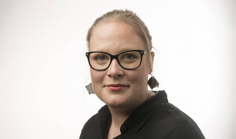 Henkilökuva Laura Karhola.