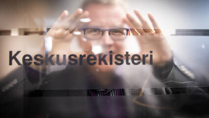 Kari Salonen kurkistaa