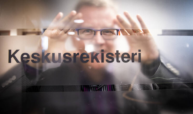 Kari Salonen kurkistaa