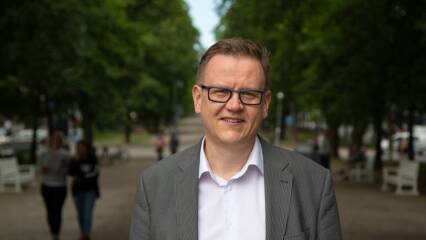 Henkilökuvassa Kari Salonen Hämeenpuistossa.