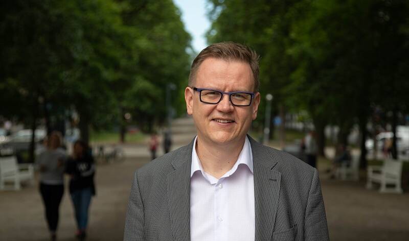 Henkilökuvassa Kari Salonen Hämeenpuistossa.