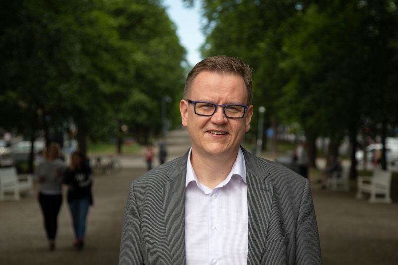 Henkilökuvassa Kari Salonen Hämeenpuistossa.