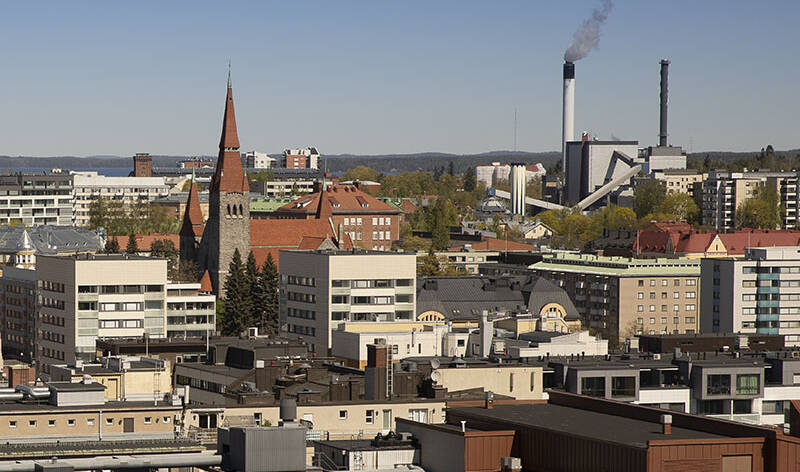 Tampereen kaupunkia kattojen tasalta, Tuomiokirkko näkyy.