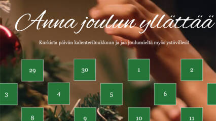 Jouluisella taustalla neliönmuotoisia luukkuja, joissa jokaisessa on numero.