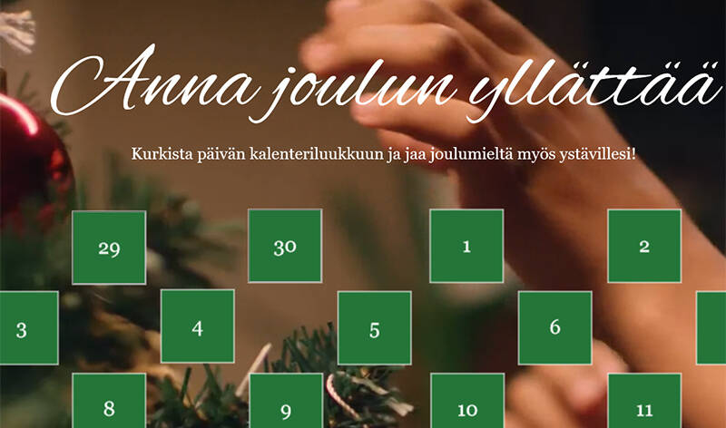 Jouluisella taustalla neliönmuotoisia luukkuja, joissa jokaisessa on numero.