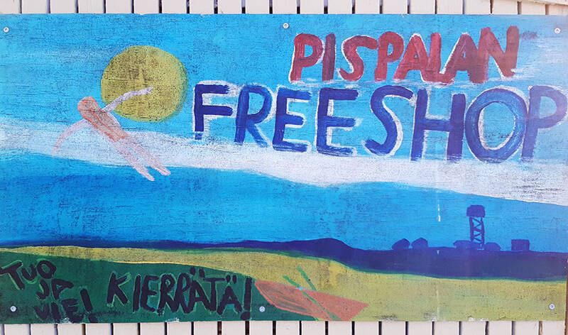 Värikäs kyltti, jossa lupee Pispalan free shop.