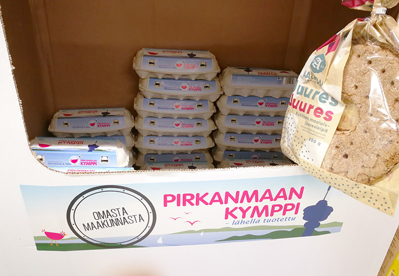 Etualalla on teksti Pirkanmaan kymppi, takana on munakennoja ja oikealla juuresleipä.
