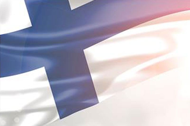 Suomen lippu liehuu.