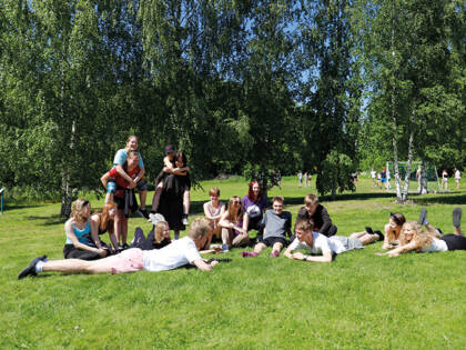Nuoria nurmikolla.
