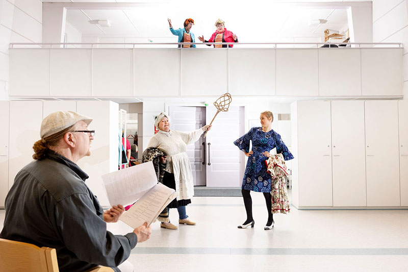 Näytelmän harjoitukset seurakuntakoti Rauhanportilla tiistai-iltana.