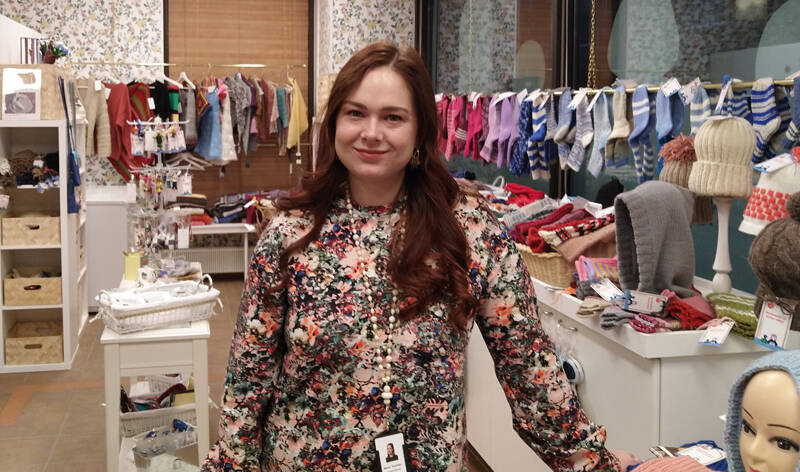 Maria Vuoristo Mummon Kammarin puodissa neuleiden keskellä.