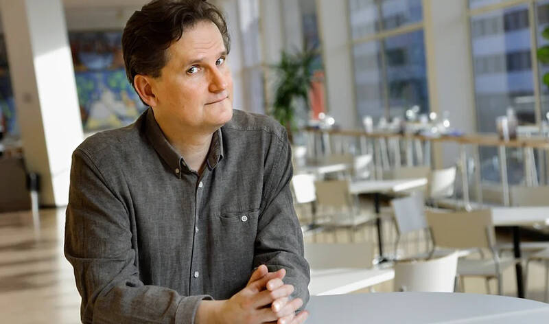 Olli Mustonen nojaa pöytään.