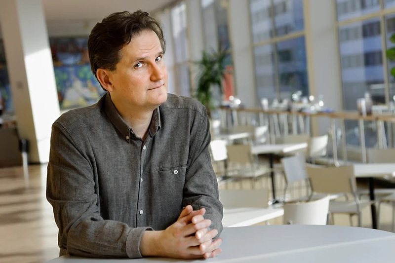 Olli Mustonen nojaa pöytään.