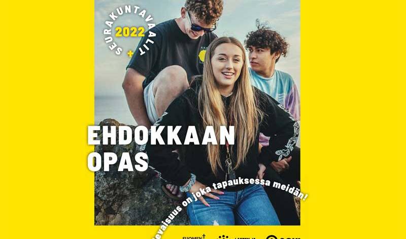 Ehdokkaan oppaan kansse Kolme nuorta ja teksti Seurakuntavaalit 2022 ehdokkaan ops sekä Tulevaisuus on joka tapauksessa meidän!