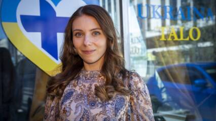 Henkilökuvassa Olesia Klesman, Ukraina-talon edustalla.